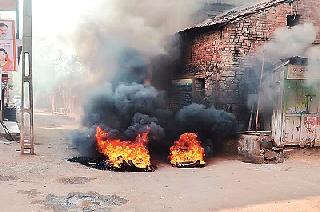 Stacked stones; Police lathamar | इंगळीत दगडफेक; पोलिसांचा लाठीमार Stacked stones; Police lathamar | इंगळीत दगडफेक; पोलिसांचा लाठीमार