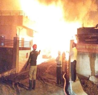 VIDEO: Agnitandav in Akolaty Chemical Company | VIDEO : अकोल्यात अक्षय केमिकल कंपनीत अग्नितांडव