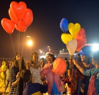 Welcome to New Year celebrations across the country including Mumbai | मुंबईसह देशभरात नववर्षाचे जल्लोषात स्वागत Welcome to New Year celebrations across the country including Mumbai | मुंबईसह देशभरात नववर्षाचे जल्लोषात स्वागत