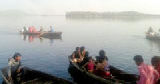 Ruleless Boating on Navegaonbandh reservoir | नवेगावबांध जलाशयावर नियमबाह्य नौकाविहार