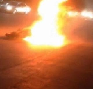 At the beginning of the new year, four trains from the accustomed to the splurge | नववर्षाच्या प्रारंभीच अज्ञातांकडून चार गाड्यांची जोळपोळ At the beginning of the new year, four trains from the accustomed to the splurge | नववर्षाच्या प्रारंभीच अज्ञातांकडून चार गाड्यांची जोळपोळ