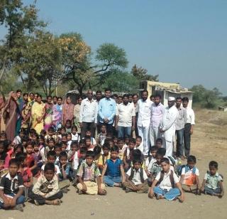 District School of Parents filled in the sun for teachers' vacancies | शिक्षकांच्या रिक्तपदांमुळे पालकांनी उन्हात भरविली जि.प.ची शाळा District School of Parents filled in the sun for teachers' vacancies | शिक्षकांच्या रिक्तपदांमुळे पालकांनी उन्हात भरविली जि.प.ची शाळा