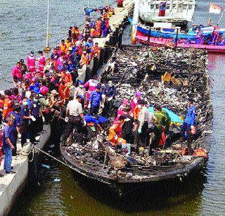 Tourism Boat Fire | पर्यटन बोटीला आग Tourism Boat Fire | पर्यटन बोटीला आग