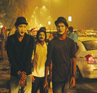 Mokhnatyaya 'Mai Mnim' performed by Mumbaikar | मूकनाट्य ‘स्ट्रीट माईम’च्या सादरीकरणाने मुंबईकर झाले मंत्रमुग्ध Mokhnatyaya 'Mai Mnim' performed by Mumbaikar | मूकनाट्य ‘स्ट्रीट माईम’च्या सादरीकरणाने मुंबईकर झाले मंत्रमुग्ध