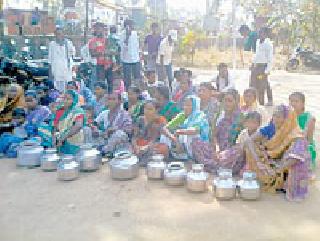 Ghasar Morcha on YESGWAN women Panchayat Samiti | येसगावच्या महिलांचा पंचायत समितीवर घागर मोर्चा Ghasar Morcha on YESGWAN women Panchayat Samiti | येसगावच्या महिलांचा पंचायत समितीवर घागर मोर्चा