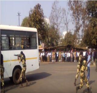 Citizens feared the release of the abducted bus | अपहृत बस सुटकेचा नागरिकांनी अनुभवला थरार