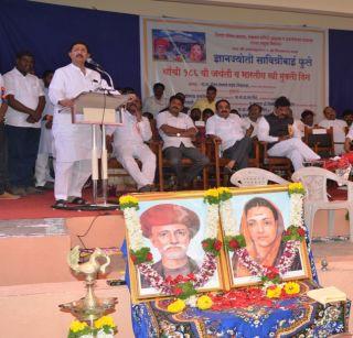 Flowers will be capable society's thoughts | फुले दाम्पत्यांच्या विचारातूनच सक्षम समाज घडेल Flowers will be capable society's thoughts | फुले दाम्पत्यांच्या विचारातूनच सक्षम समाज घडेल