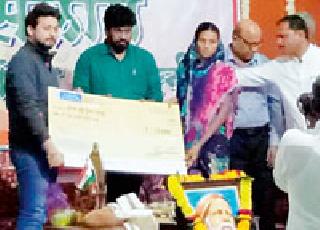 'Widows' widow 'celebrity' | शेतकऱ्यांच्या विधवाच ‘सेलिब्रिटी’ 'Widows' widow 'celebrity' | शेतकऱ्यांच्या विधवाच ‘सेलिब्रिटी’