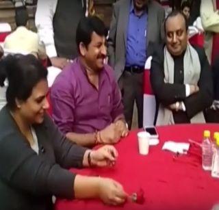 VIDEO: Manoj Tiwari ridicules his standing in the row | VIDEO: मनोज तिवारींनी उडवली रांगेत उभे राहणा-यांची खिल्ली VIDEO: Manoj Tiwari ridicules his standing in the row | VIDEO: मनोज तिवारींनी उडवली रांगेत उभे राहणा-यांची खिल्ली