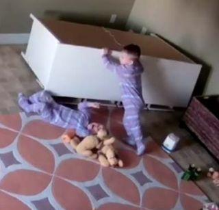 VIDEO: Two-year-old girl saved the twin brother's life | VIDEO : 2 वर्षाच्या चिमुरड्याने वाचवला जुळ्या भावाचा जीव VIDEO: Two-year-old girl saved the twin brother's life | VIDEO : 2 वर्षाच्या चिमुरड्याने वाचवला जुळ्या भावाचा जीव