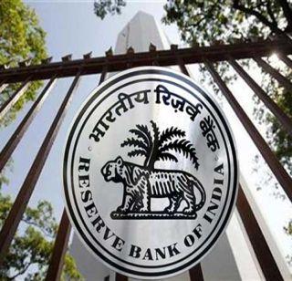 The women dressed up in front of the RBI gate | RBI च्या गेटसमोर महिलेने उतरवले कपडे The women dressed up in front of the RBI gate | RBI च्या गेटसमोर महिलेने उतरवले कपडे