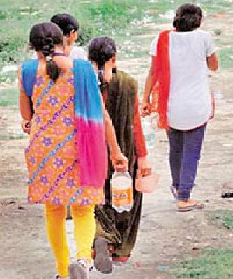 Criminal cases will be filed in the open toll booths | उघड्यावर शौचास बसणाऱ्यांवर दाखल होणार फौजदारी गुन्हे