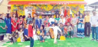 'Manusaki wall' set by senior men | ज्येष्ठांनी उभारली ‘माणुसकीची भिंत’ 'Manusaki wall' set by senior men | ज्येष्ठांनी उभारली ‘माणुसकीची भिंत’