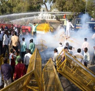 Police lathamar on a rally organized by Khedu for farmers | शेतक-यांसाठी बच्चू कडूंनी काढलेल्या मोर्चावर पोलिसांचा लाठीमार