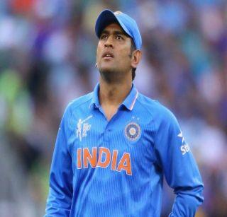 Mahendra Singh Dhoni's captaincy left | महेंद्रसिंग धोनीने सोडले कर्णधारपद Mahendra Singh Dhoni's captaincy left | महेंद्रसिंग धोनीने सोडले कर्णधारपद