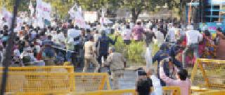 The sticks, baby buds, worships on ablaw | अबलांवर लाठ्या, बच्चू कडूंचे अन्नत्याग