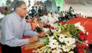 Tatten offered words for development | विकासासाठी टाटांनी दिला मदतीचा शब्द