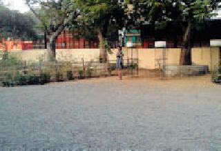 In the school premises, neurotic, disturbing | शाळेच्या आवारात विक्षिप्त, विकृतांचा वावर In the school premises, neurotic, disturbing | शाळेच्या आवारात विक्षिप्त, विकृतांचा वावर