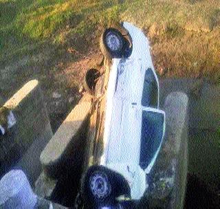 Car accident due to rigging | कठड्याअभावी कारचा अपघात