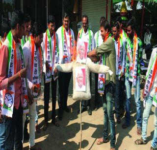 Anna Hazare's statue burnt by NCP | राष्ट्रवादीकडून अण्णा हजारेंच्या पुतळ्याचे दहन Anna Hazare's statue burnt by NCP | राष्ट्रवादीकडून अण्णा हजारेंच्या पुतळ्याचे दहन