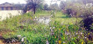 Damaged water supply due to faulty water pipes | सदोष जलवाहिनीमुळे दूषित पाणीपुरवठा Damaged water supply due to faulty water pipes | सदोष जलवाहिनीमुळे दूषित पाणीपुरवठा