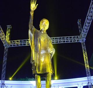 There is no leader who is like a Balasaheb leader - Uddhav defeats Modi | बाळासाहेबांसारखा दरारा असलेला नेताच नाही - उद्धव यांचा मोदींना टोला