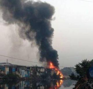 The slums in Mumbai's Kurla fire | मुंबईतील कुर्ल्यात झोपडपट्ट्यांना आग