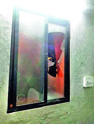 Breakdown of laser show closes | लेझर शो बंद पडल्याने तोडफोड Breakdown of laser show closes | लेझर शो बंद पडल्याने तोडफोड