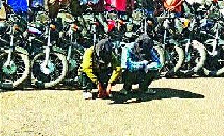 Two-wheeled thieves quadrangle | दुचाकी चोरटे चतुर्भुज