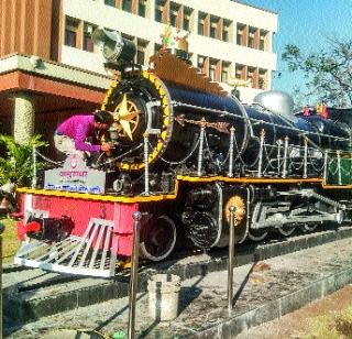 For the engine got lighted | साठीतल्या इंजिनाला मिळाली झळाळी For the engine got lighted | साठीतल्या इंजिनाला मिळाली झळाळी