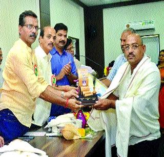 Printed media can turn power over | मुद्रित माध्यमे सत्ता उलटवू शकतात Printed media can turn power over | मुद्रित माध्यमे सत्ता उलटवू शकतात