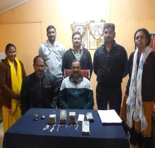 Thieves kidnapped from the minor! | अल्पवयीन मुलीकडून जप्त केला चोरीचा मुद्देमाल! Thieves kidnapped from the minor! | अल्पवयीन मुलीकडून जप्त केला चोरीचा मुद्देमाल!