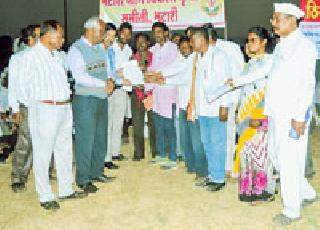 Thousands of Bhatari people demand for pond | तलावाच्या मागणीसाठी भटारीवासीयांचा ठिय्या Thousands of Bhatari people demand for pond | तलावाच्या मागणीसाठी भटारीवासीयांचा ठिय्या