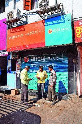 Limit on withdrawal | पैसे काढण्यावर मर्यादा कायम