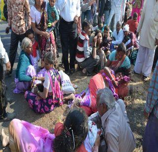 Three killed, 60 injured in truck accident in Jalgaon | जळगावमध्ये ट्रक उलटून ३ ठार, ६० जखमी