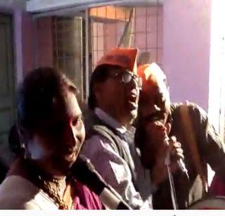 VIDEO - Good morning team dance with philanthropists for halting | VIDEO - हगणदारीमुक्तीसाठी लोककलावंतांसह गुड मॉर्निंग पथकाचे नृत्य