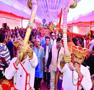 The villager of the village is the Marathi warkari | गावाकडचा माणूसच मराठीचा वारकरी