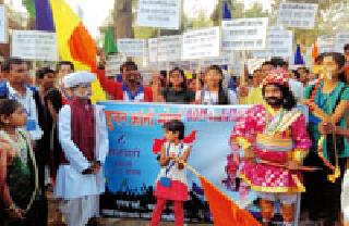 Bijanan's rally was organized at District Collectorate | बहुजनांचा मोर्चा धडकला जिल्हाधिकारी कार्यालयावर Bijanan's rally was organized at District Collectorate | बहुजनांचा मोर्चा धडकला जिल्हाधिकारी कार्यालयावर