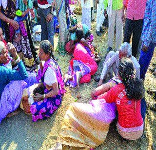 Three killed in truck accident in Jalgaon | जळगावात ट्रक उलटून तीन ठार Three killed in truck accident in Jalgaon | जळगावात ट्रक उलटून तीन ठार