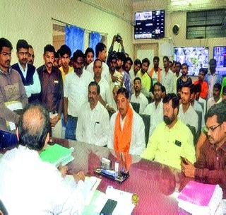 Shiv Sena's detention of Dean of Government Medical College | शासकीय वैद्यकीय महाविद्यालयाच्या डीनला शिवसेनेचा घेराव Shiv Sena's detention of Dean of Government Medical College | शासकीय वैद्यकीय महाविद्यालयाच्या डीनला शिवसेनेचा घेराव