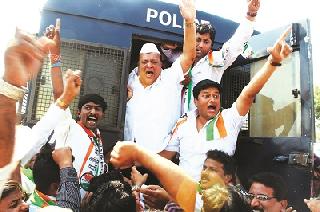 Both the Congress streets against the protestors | नोटाबंदीविरोधात दोन्ही काँग्रेस रस्त्यावर Both the Congress streets against the protestors | नोटाबंदीविरोधात दोन्ही काँग्रेस रस्त्यावर