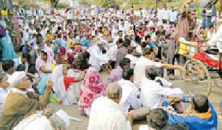 For the people of the district, the District Collector started | जबरानजोतधारक जिल्हा कचेरीवर धडकले For the people of the district, the District Collector started | जबरानजोतधारक जिल्हा कचेरीवर धडकले