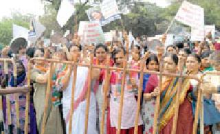 Women's Congress's Thalinad movement | महिला काँग्रेसचे थाळीनाद आंदोलन Women's Congress's Thalinad movement | महिला काँग्रेसचे थाळीनाद आंदोलन