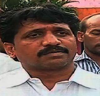 Sharad Sonnawane beat up the farmer | शरद सोनवणेंची शेतकऱ्याला मारहाण Sharad Sonnawane beat up the farmer | शरद सोनवणेंची शेतकऱ्याला मारहाण