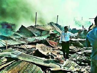 Fire incidents in scratches market | भंगार बाजारात आगीच्या घटना