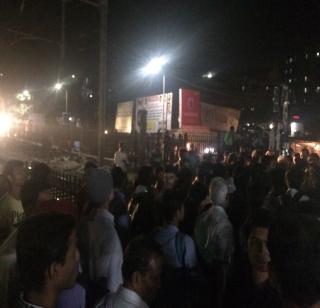 Movement of passengers in the Central Railway's Diva station | मध्य रेल्वेच्या दिवा स्थानकात प्रवाशांचं आंदोलन