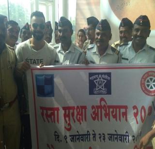 Virat Kohli for the safety of traffic in Pune | पुण्यातील वाहतूक सुरक्षेसाठी विराट कोहली रस्त्यावर Virat Kohli for the safety of traffic in Pune | पुण्यातील वाहतूक सुरक्षेसाठी विराट कोहली रस्त्यावर