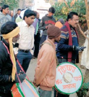 Penal action for 55 people going out on the open | उघड्यावर शौचास जाणाऱ्या ५५ जणांवर दंडात्मक कारवाई Penal action for 55 people going out on the open | उघड्यावर शौचास जाणाऱ्या ५५ जणांवर दंडात्मक कारवाई