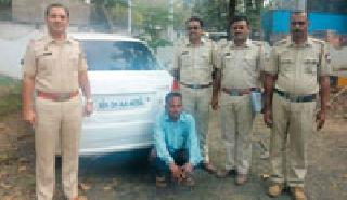 Car of a fake number seized at Chandrapur | चंद्रपुरात बनावट नंबरची कार जप्त Car of a fake number seized at Chandrapur | चंद्रपुरात बनावट नंबरची कार जप्त