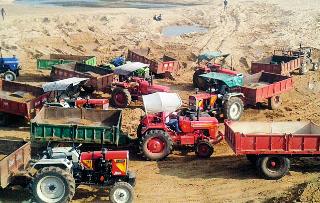 Sandy smuggled on the Pipri ghat | पिपरी घाटावर रेती तस्करांचा दिवसाढवळ्या धुमाकूळ Sandy smuggled on the Pipri ghat | पिपरी घाटावर रेती तस्करांचा दिवसाढवळ्या धुमाकूळ